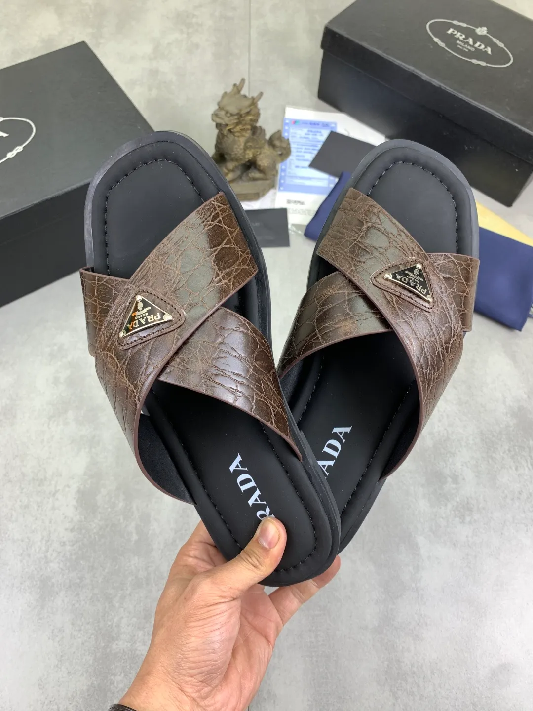 Men's shoes 💰P320💰【New style】🎁🎁🎁 PRADA Prada's new casual slippers, original official website 1:1, perfect workmanship, conveying a kind of noble luxury, sublimating its definition of luxury in Prada's high-end extraordinary craftsmanship. Original combination outsole, size: 39-46 colors 🉑️ to choose from